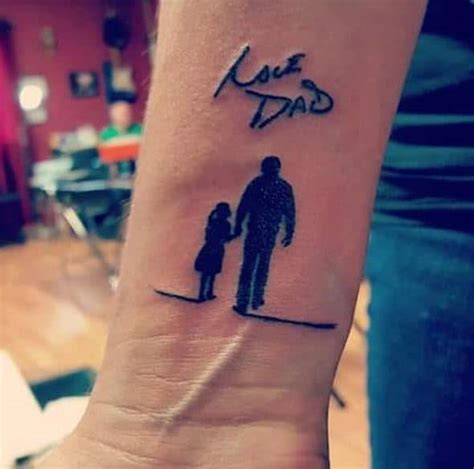 tatouage papa|Papa Tattoo【2022】ᐅ +67 belles idées pour lui rendre hommage.